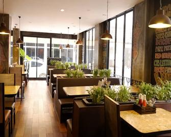 Arcadia Maephim Serviced Apartments - Rayong - Restaurang