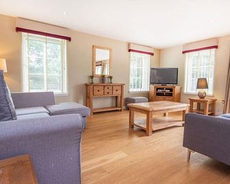The Steading Apartment, No9 - Aviemore - Living room