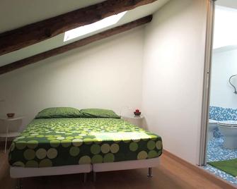 A cozy bohemian rooftop nest in downtown Turin - Torino - Camera da letto