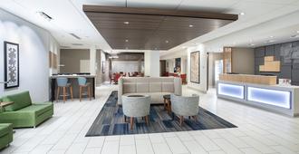 Holiday Inn Express & Suites Great Bend - Great Bend - Lobby