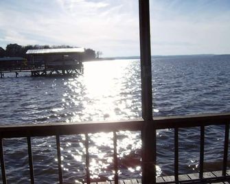 3 bedroom, 2 bath home with Awesome Lake Views and Your Very Own Private Pier. - Zwolle - Balcón