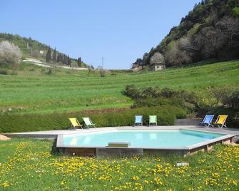 Borgo Paradiso - Charming 6-Bedroom, 18 Guests Mas Immersed In 15 Acre Parkland - Tignale - Pool