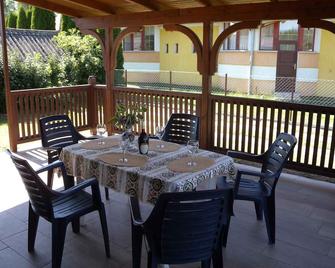 Holiday home 400 m from the beach - Balatonberény - Balcón