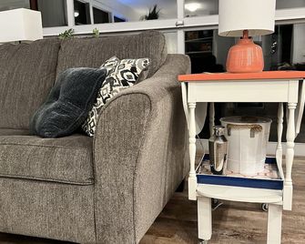 Water view, private dock and close to town! - Green Lake - Living room