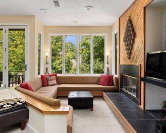 Wintergreen Resort Home, @ top of mountain with shuttle acces to Ski Lifts - Nellysford - Living room