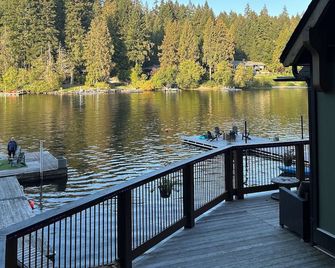 Cozy Lakefront Cottage - Shawnigan Lake - Balcony
