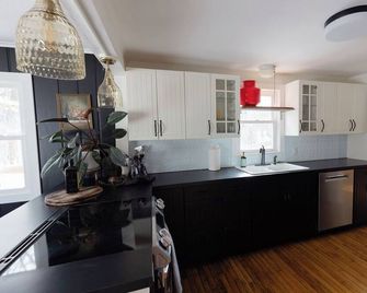 Charming & Cozy 2-Bedroom Retreat Near Lake Minnetonka – Perfect family place - Wayzata - Cocina