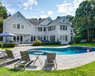 Exclusive location with spacious interior offering many amenities. - East Quogue - Pool