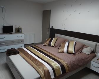 Le Grillage a Poules - Gensac-la-Pallue - Habitación