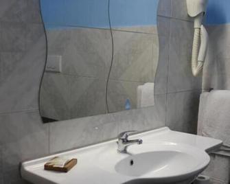 Hotel 106 - Sellia Marina - Bathroom