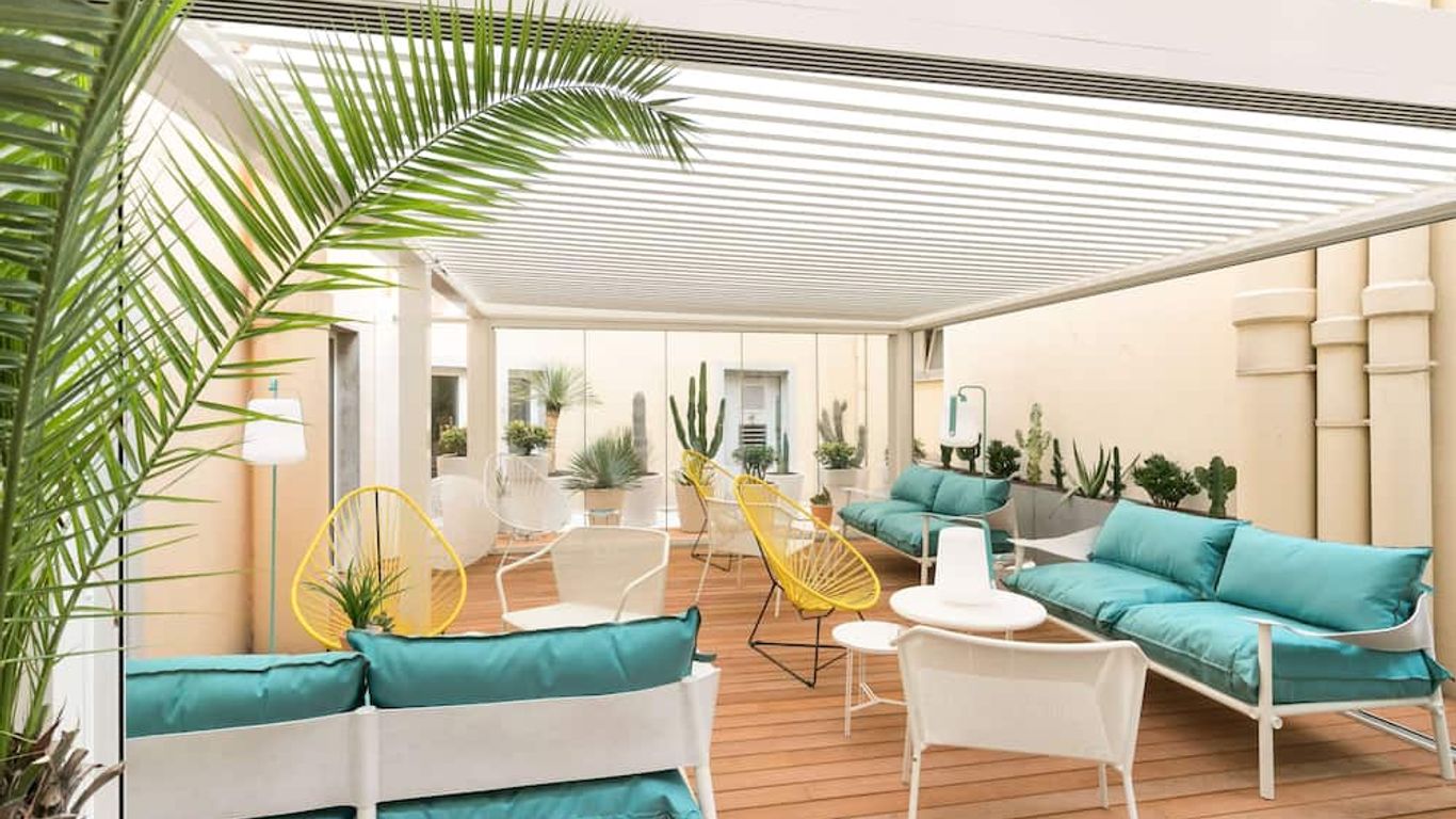 ذا ديك هوتل باي هابي كالتشر