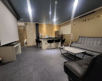 Gimhae Juchon Golden Route Hotel (Hotel Goldenroot) - Gimhae - Living room