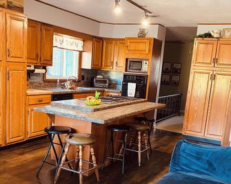 Private relaxing 5-bedroom farmhouse in Gansevoort with AC, WiFi - Gansevoort - Kitchen