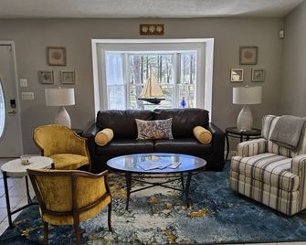 Woodland Retreat on Kent Island: 5 beds, 5 miles from Bay Bridge, on 5 acres. - Stevensville - Sala de estar