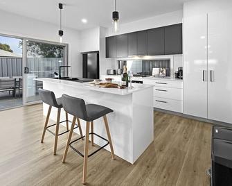 Seaside Village Retreat - Shellharbour - Kitchen