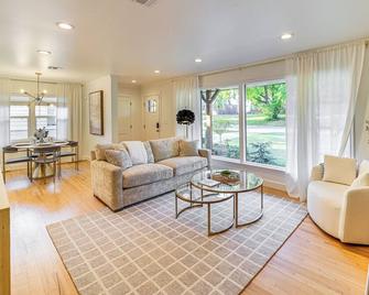 Tulsa Retreat w/ Backyard Oasis & Putting Green! - Tulsa - Salon