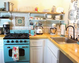 Whimsical Farmstay W/ Hottub And Fireplace - Fallbrook - Kitchen