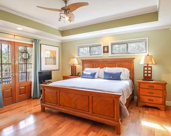 Waterfront getaway at Rockheart Retreat!! - Bay Saint Louis - Bedroom