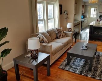 Hard To Beat Luxury, Amazing Location Near Boston - Fully Disinfected! - Watertown - Living room