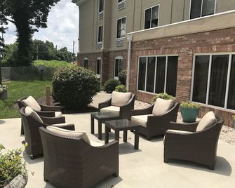 Holiday Inn Express & Suites High Point South By IHG - Archdale - Patio