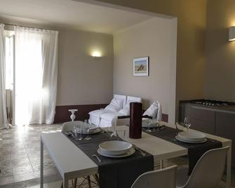 Restored house in the heart of Torre di Palme dominant Adriatic Sea - Marina Palmense - Comedor