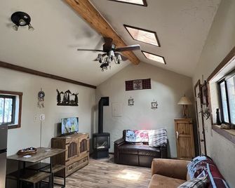 Rose Mountain Escape is peaceful with beautiful views and we are pet friendly. - Woodland Park - Living room