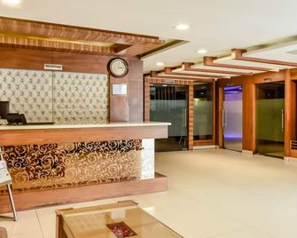 OYO 10027 Hotel Red Petal - Jalandhar - Front desk