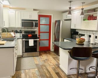 Luxury Cottage in the Woods with Movie Theater! - Auburn - Kitchen