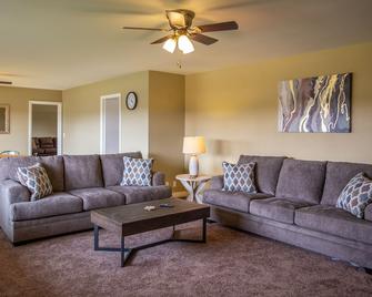 Jacuzzi @Private Hideaway & Event Space Near The Ocean - Camarillo - Living room