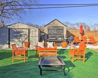 Cozy and Convenient Elmont Retreat with Patio! - Floral Park - Patio