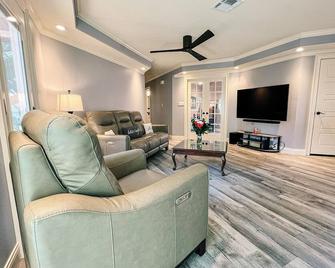 A stunning, cozy home - 5 minutes away from city center! - Victoria - Living room