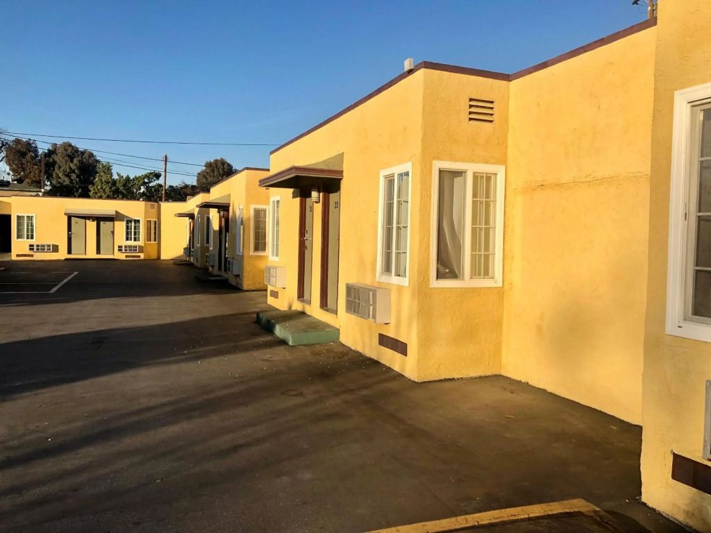 Deluxe Inn thumbnail 3