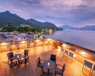 مياجيما كينسويكان - هاتسوكايتشي - شرفة