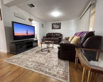 Location Location Location, 2 mins walk from Plaza. - Alburquerque - Sala de estar