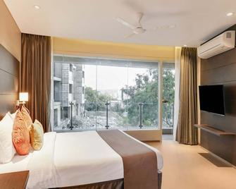 Treebo Premium Niraali Executive, Hinjewadi - Pune - Bedroom