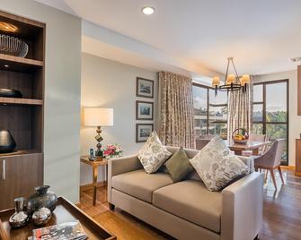 Holiday Inn & Suites Batangas Limapark By IHG - Malvar - Living room