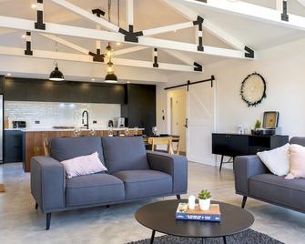 Black Barn Modern: Luxe Martinborough Escape - Martinborough - Living room