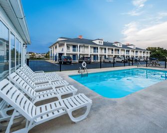 Baymont by Wyndham Sanford - Sanford - Piscina