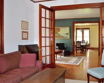 Newly renovated spacious Victorian! Perfect for large families or groups. - Oneonta - Huiskamer