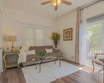 Comfy One Bed Apartment in Forest Park - Forest Park - Living room