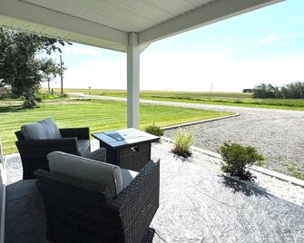 Modern cabin with King Bed, full kitchen and laundry. - Fort Macleod - Binnenhof