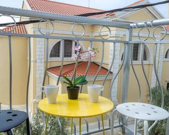 Cozy apartments for 12 in the city center - Novalja - Balkon