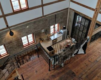 Secluded location Halmberg Chiemgau, equestrian farm, lots of nature, animals - Soyen - Restaurante