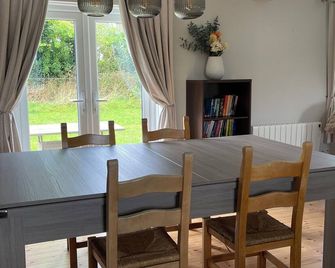 3 bed house on the banks of the River Erne and just outside Belturbet town - Belturbet - Comedor