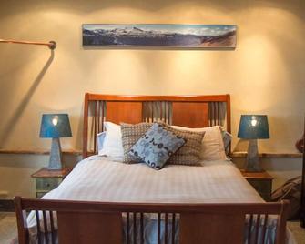 8th Floor Studio in the Historic Wilma - Missoula - Bedroom
