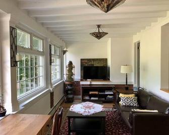Charming guest wing in a secluded Carriage House - Glen Cove - Living room