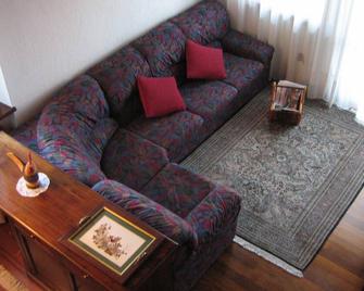 House with garden in central location for visiting Aosta Valley - Gignod - Living room