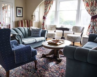 Sequim Heritage House Where Relaxed Elegance & Craftsmanship Abound - Sequim - Huiskamer
