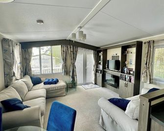 2-Bed Ringwood Cabin - incl Park Pass SelfCheckin - Ringwood - Sala de estar