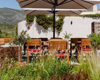 Hôtel Les Volets Rouges Cassis - Cassis - Innenhof